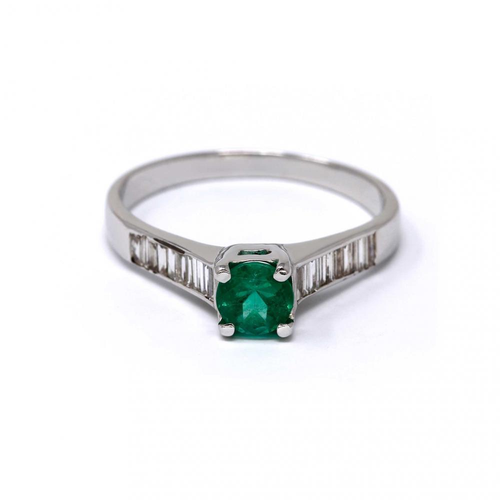 anello di fidanzamento con smeraldo
